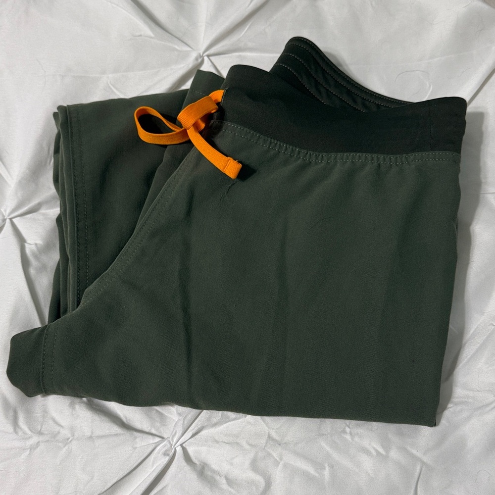 Figs Moss green scrub pants XS